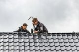 Plaatsing zonnepanelen op dak van kantine op zaterdag 2 oktober 2021 (16/23)